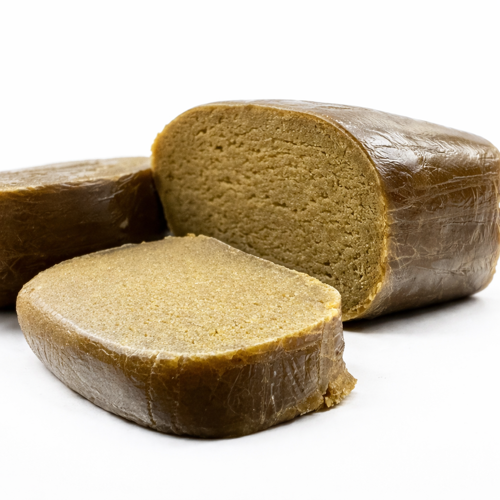Résine Piatella coupée, avec son intérieur beige doré visible