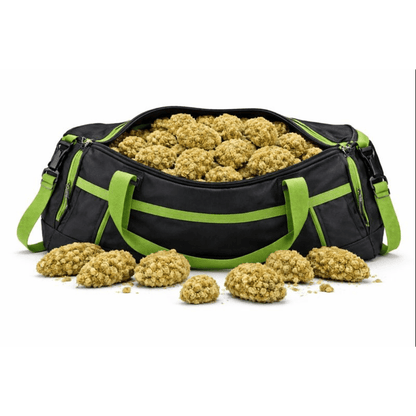 Fleur CBD Naturel "Raspberry CBD" présentation d’une grande quantité de fleurs CBD dans un sac sport noir et vert, collection CBD Naturel.