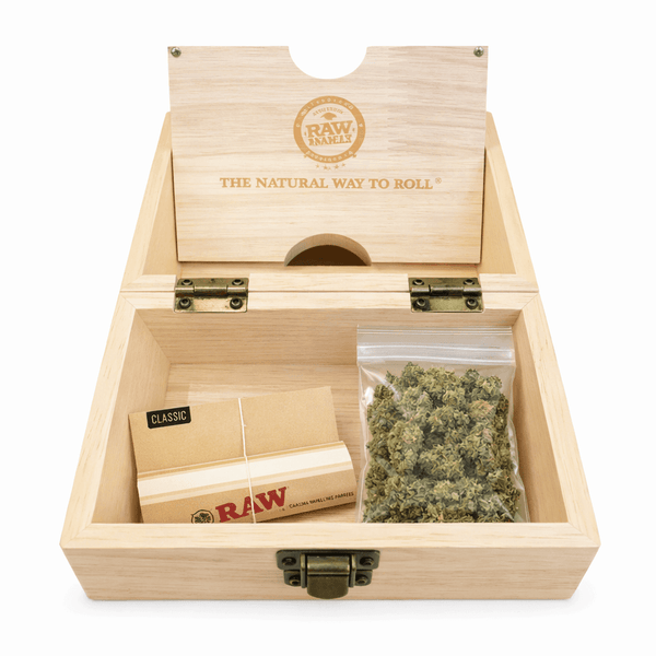 Intérieur boîte RAW bois ouverte – compartiments organisés, feuilles à rouler, filtres carton et fleur CBD visible, kit complet roulage accessoires fumeur livraison rapide
