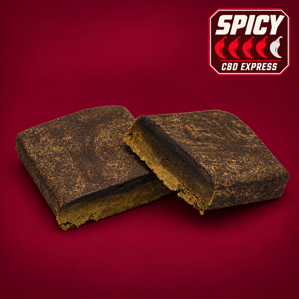 Charras Spicy — photo du produit retouchée sur fond bordeaux, deux morceaux de résine brune et badge CBD Express quatre piments sur cinq.