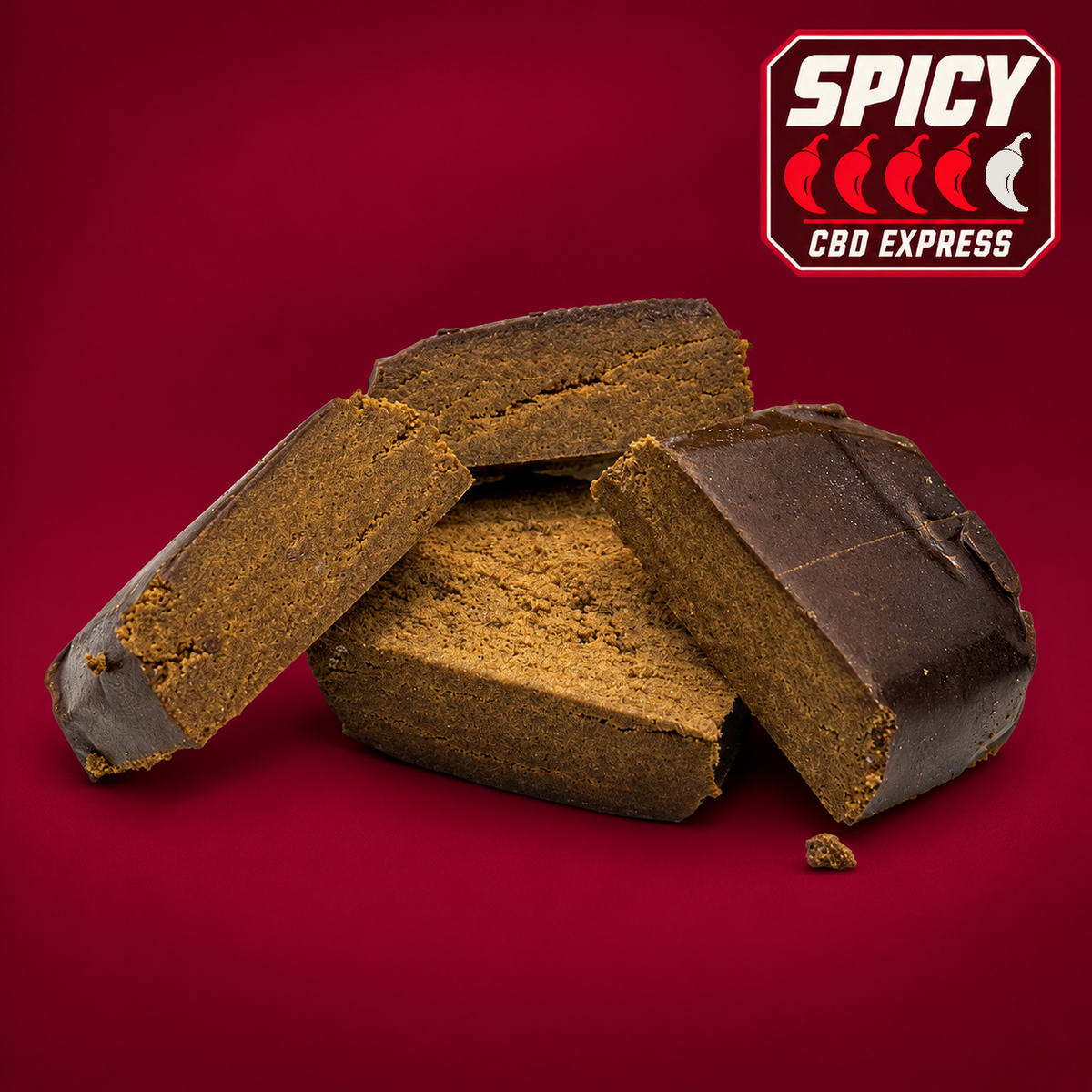 Filtré Cookie CBD — photo du produit retouchée sur fond bordeaux, morceaux de résine à la coupe brune et badge Spicy quatre piments sur cinq.