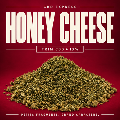 Trim Honey Cheese 13 % CBD Express : petits fragments de fleur CBD sur fond bordeaux.