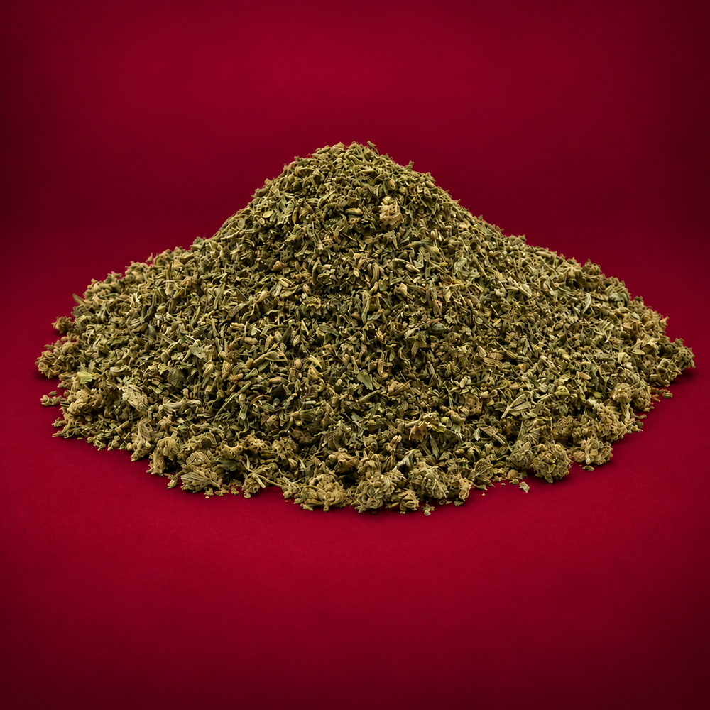 Trim CBD Honey Cheese 13 %, petits fragments sur fond bordeaux.