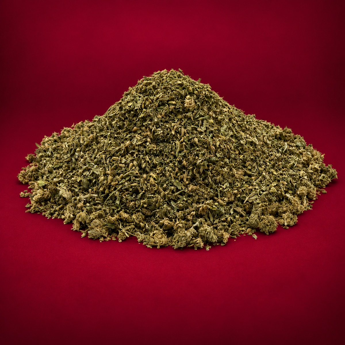 Trim CBD Honey Cheese 13 %, petits fragments sur fond bordeaux.